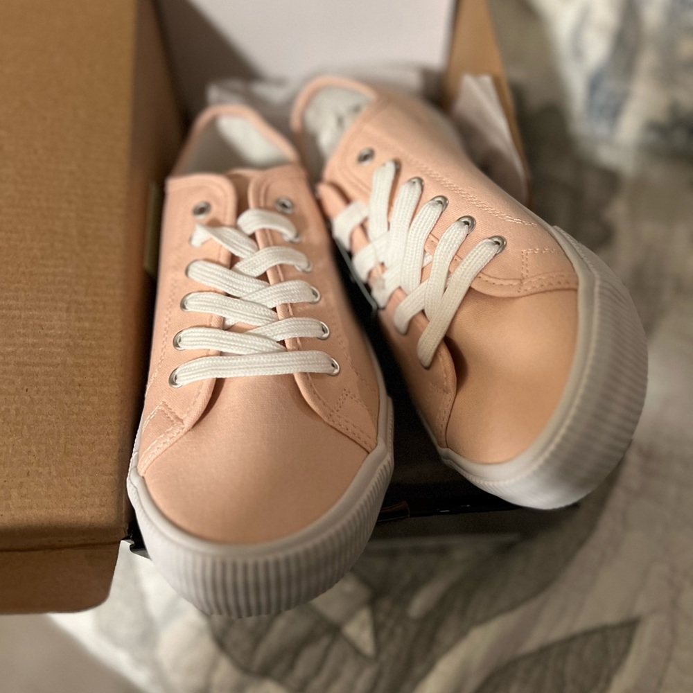 Hurley walking shoes or just around, very color beautiful BNWT, size 9